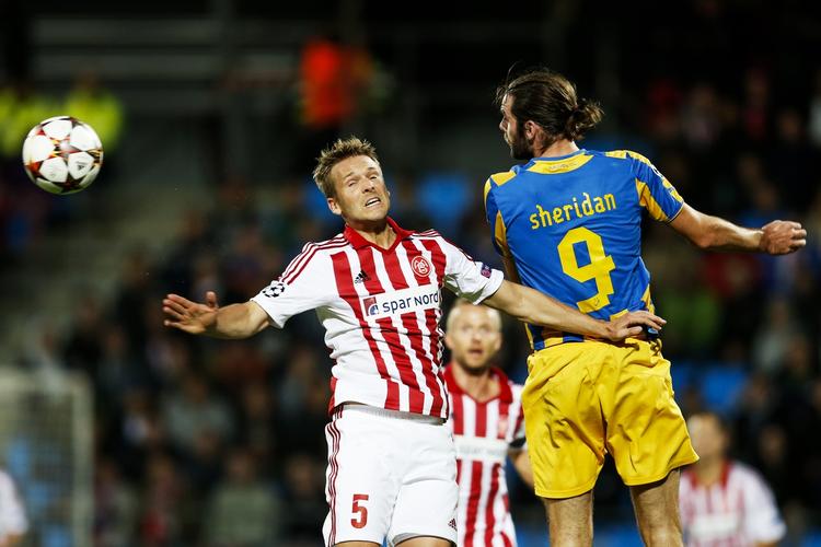 Duel. Kenneth Emil Petersen (tv) i luftkamp med en Apoels store angriber Sheridan. 