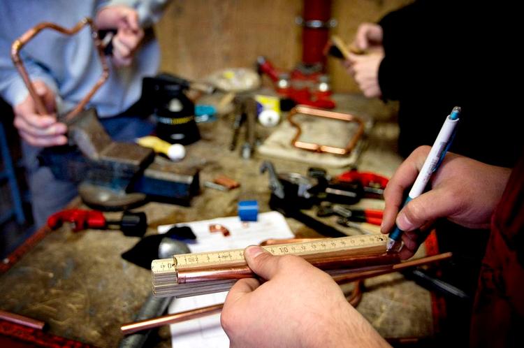 Praktisk. På nogle af landets erhvervsskoler er det kun under halvdelen af eleverne, der ender med et eksamensbevis i hånden. Alt for mange falder fra deres uddannelse, mener både eksperter og undervisningsminister. Foto: Finn Frandsen 