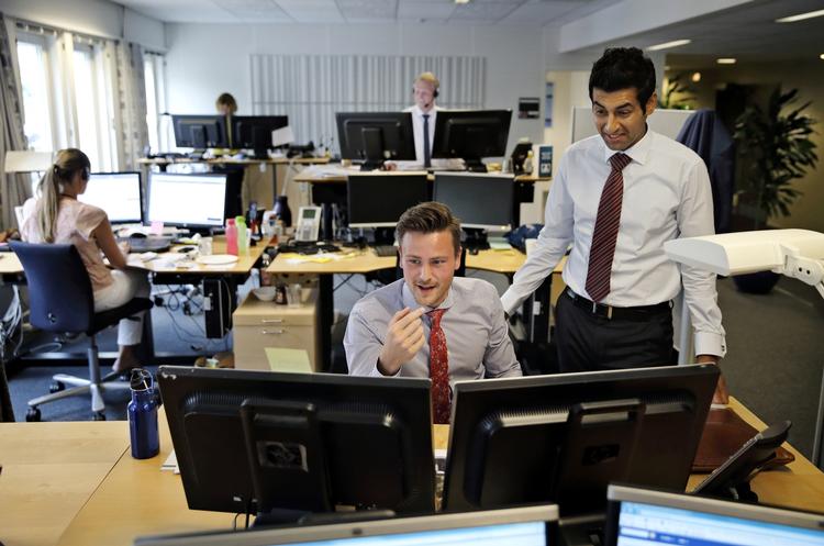 Rådgivning. Ans Khawaja, der er Direktør i Danske Banks nye satsning Ung Direkte, snakker med privatrådgiver Hans Christian Sørensen. 