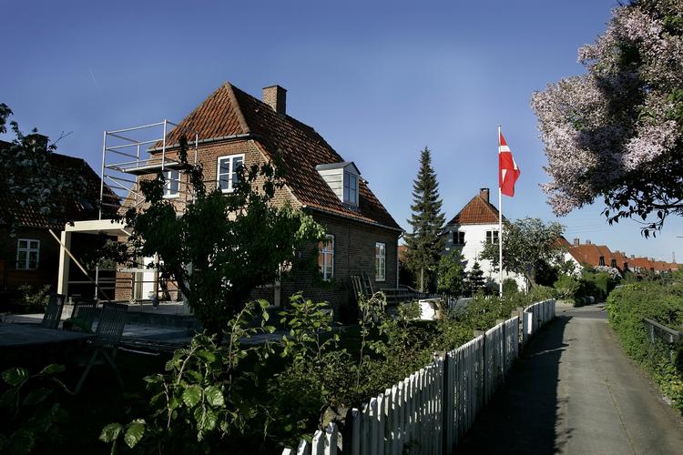 LØSNINGSFORSLAG. Københavns kommune har fremlagt en model, der ifølge politikerne fra rød blok redder andelshaverne i andelsboligforeningen Grøndalsvænge fra konsekvenserne af en gammel servitut. Men forslaget løser ikke alle problemer, fastholder Grøndalsvænge, hvis andelshavere skal tage stilling 2. september. (arkivfoto) 