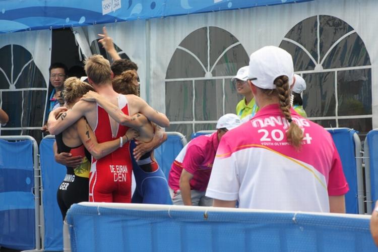 Jubel. Danske Emil Deleuran Hansen vandt i nat dansk tid guld sammen med hans hold ved 4* mixed stafet konkurrencen i triatlon. 