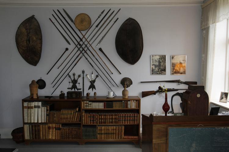Bolig. Da Karen Blixen i 1958 etablerede Rungstedlundfonden, der blandt andet omdannede de 30 tønder land til et offentligt tilgængeligt fuglereservat, holdt forfatteren sin berømte tale i Danmarks Radio, hvor hun bad folk om at give hende en håndsrækning i form af 1 krone. 