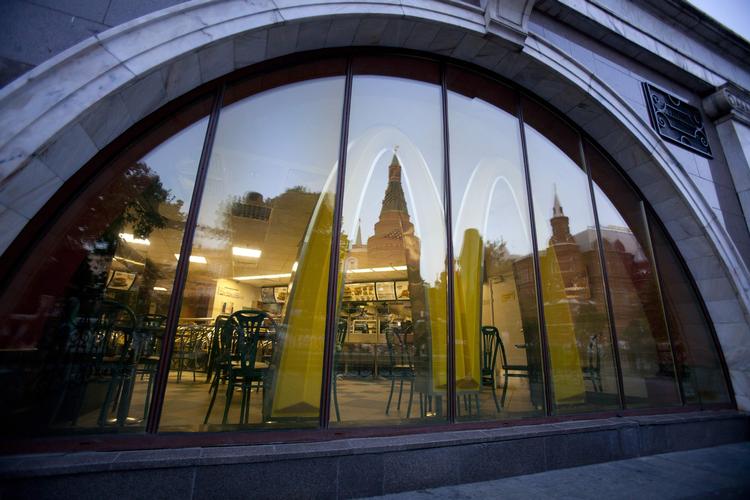 Diplomati. En lukket McDonalds-restaurant i udkanten af Moskva. Det russiske myndigheder gennemfører omfattende razzia mod burgerkæden. 