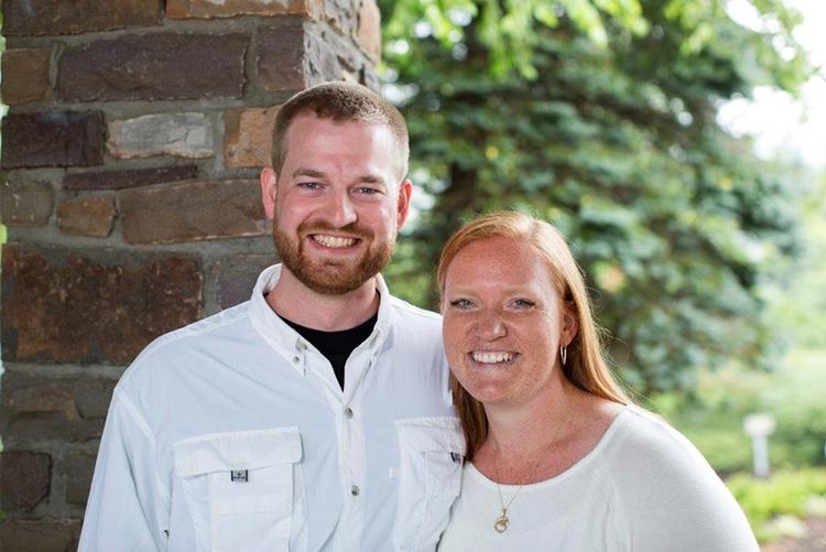 33-årige Brantly (tv.) var udsendt til Liberia af de to organisationer, Samaritan's Purse og SIM USA. Han  behandlede patienter, som var smittet med ebola-virus og underviste andre i, hvordan man udførte arbejdet. 