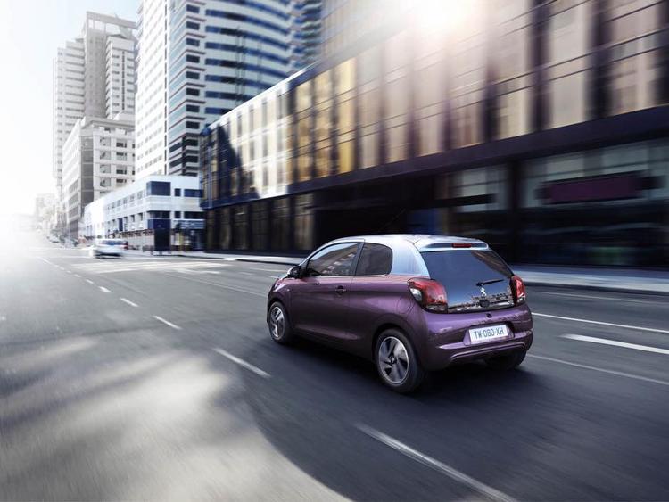 Peugeot 108. Hermed er det også i mikroklassen muligt at skabe en helt unik bil. Der er dog grænser: Denne tofarvede tredørs udgave kan ikke fås i Danmark, selv om den optræder i danske tv-reklamer. Indtil videre er tagfolie i forskellige mønstre og farver til ca. 1.800 kroner noget af det mest populære tilbehør - eller skulle man sige 'accessory'? 