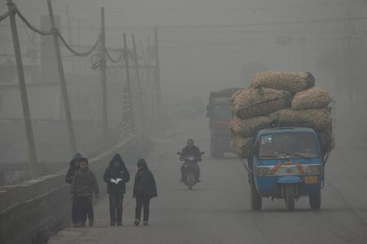 livskvalitet. Børn på vej hjem fra skole i tæt forureningståge i Shijiazhuang i provinsen Hebei. Nu erkender styret i deres provins, at økonomisk vækst ikke er den eneste målestok for et godt liv. 
