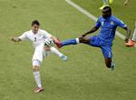 videre. Mario Balotelli (th) har imponeret med fine fodboldfærdigheder på banen, men italieneren er også blevet beskyldt for at være doven, en ballademager og problematisk for det sociale islæt i en spillertrup. 