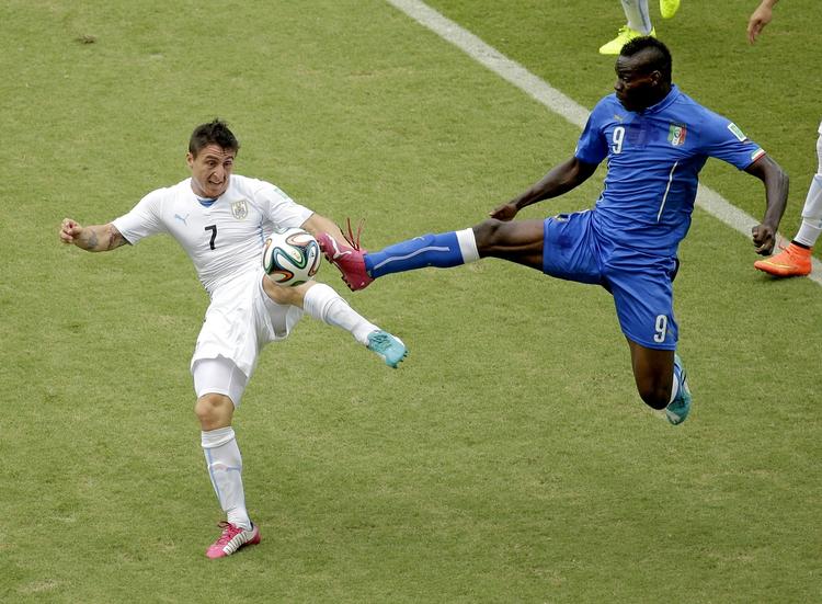 videre. Mario Balotelli (th) har imponeret med fine fodboldfærdigheder på banen, men italieneren er også blevet beskyldt for at være doven, en ballademager og problematisk for det sociale islæt i en spillertrup. 