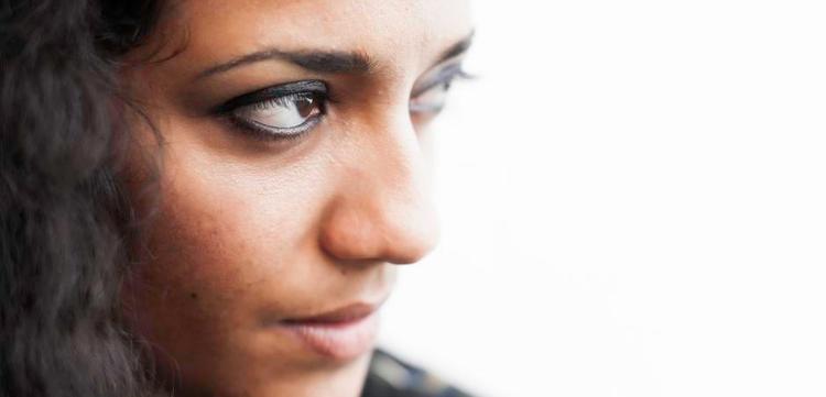 Hvidhed. At være minoritet, når man taler ind i en såkaldt hvid offentlighed, optager Athena Farrokhzad stærkt, både som debattør og som digter. Pr-foto: Khashayar Naderehvandi 