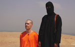 Syrien. Det er efter alt at dømme en autentisk video, der viser den amerikanske journalist James Foley blive dræbt af et medlem af Islamisk Stat. 