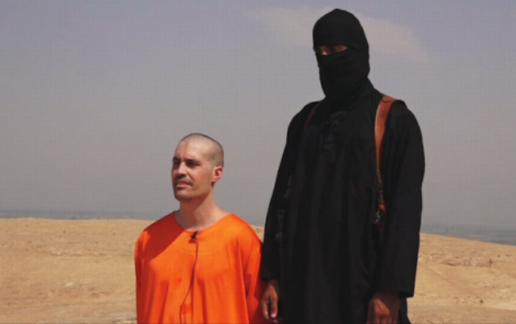 Syrien. Det er efter alt at dømme en autentisk video, der viser den amerikanske journalist James Foley blive dræbt af et medlem af Islamisk Stat. 