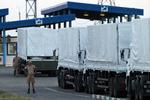 Konvoj. En chauffør ved nogle af de over 200 hvide lastbiler, som russerne har sendt til det østlige Ukraine med nødhjælp. Konvojen har siddet fast på grænsen en uge som følge af diplomatiske stridigheder. 