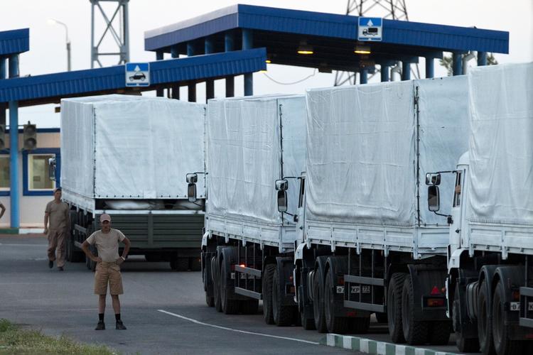 Konvoj. En chauffør ved nogle af de over 200 hvide lastbiler, som russerne har sendt til det østlige Ukraine med nødhjælp. Konvojen har siddet fast på grænsen en uge som følge af diplomatiske stridigheder. 