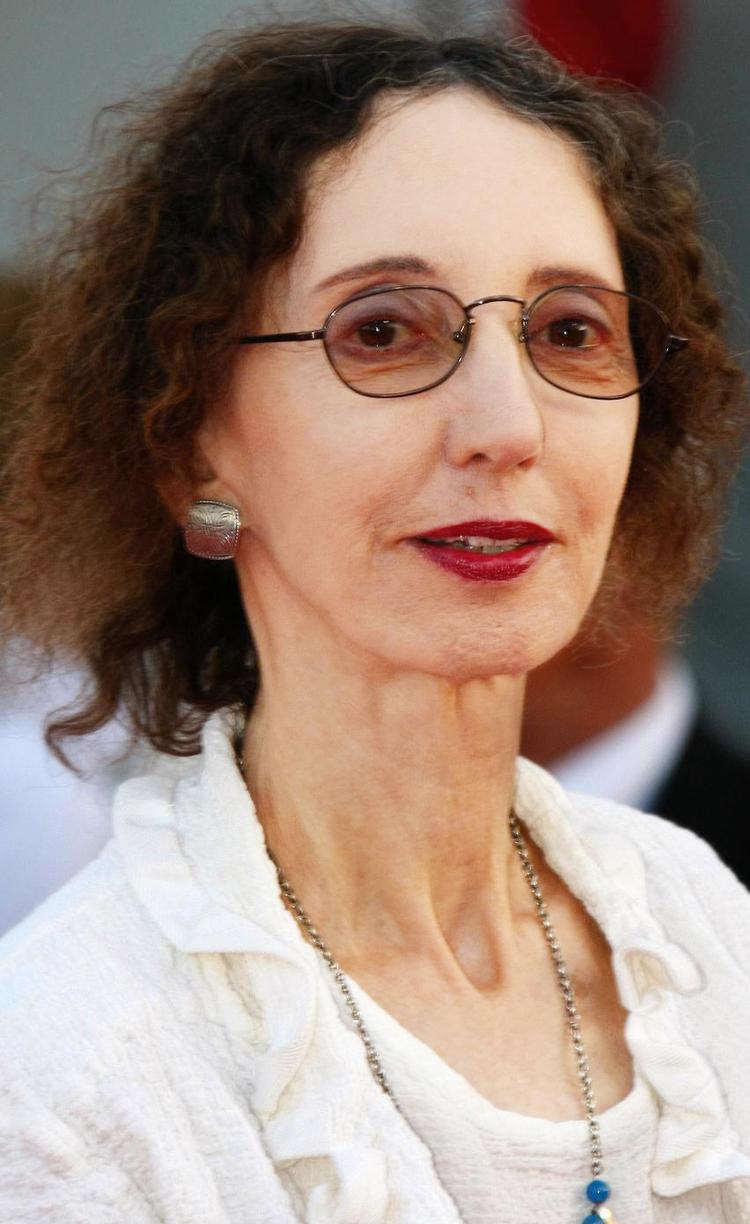 Usentimental. Joyce Carol Oates' satiriske blik på mennesket er uden nåde. 