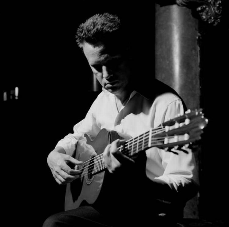 Martyr. Mark Kozelek, der synger og skriver sangene til sit band Sun Kil Moon,  sang med intenst lukkede øjne onsdag aften i København. Og krævede lige så meget nærvær af publikum. (Arkivfoto) 