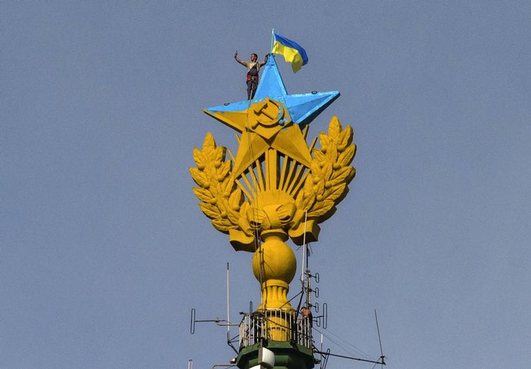 UKRAINSK. En mand tager et foto af sig selv på toppen af højhuset, inden han går i gang med at fjerne sporene efter den pro-ukrainske aktion i Moskva. 