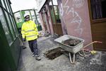 Evakueret. Onsdag aften måtte beboerne i denne bygning på Nørrebro forlade sofaer og senge, fordi metrobyggeriet fik fortove til at synke og bygningen til at give sig. Senere i eftermiddag skal prøveboringer give svar på, om de kan vende hjem i aften. 