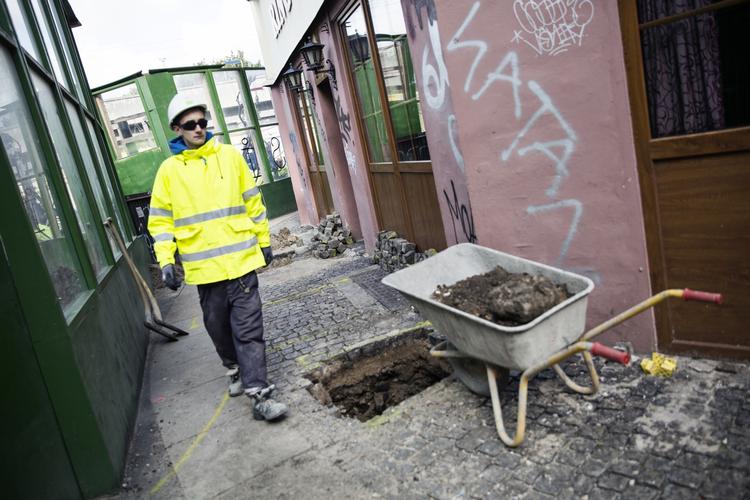 Evakueret. Onsdag aften måtte beboerne i denne bygning på Nørrebro forlade sofaer og senge, fordi metrobyggeriet fik fortove til at synke og bygningen til at give sig. Senere i eftermiddag skal prøveboringer give svar på, om de kan vende hjem i aften. 