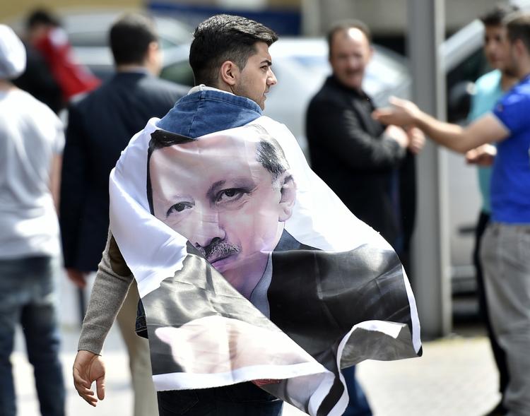 Fan. En tilhænger af Tyrkiets kommende præsident, nuværende ministerpræsident,  Recep Tayyip Erdogan. 