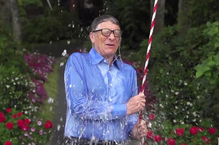 YouTube. Hvorfor smider Bill Gates, Cristiano Ronaldo og Oprah Winfreylige nu en spand isvand i hovedet på sig selv? 