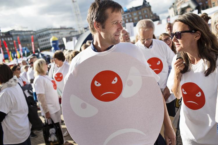 Demonstration. Beboerer fra Grøndalsvænge var tidligere i dag mødt op foran Rådhuset for at vise deres utilfredshed med planerne om at beholde en 100 år gammel servitut 