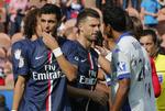 Skalle. Bastias Brandao hilser på PSG's Thiago Motta inden en kamp i den franske liga. I spillertunellen efter kampen nikkede Brandao Motta en skalde, så Motta brækkede næsen. 