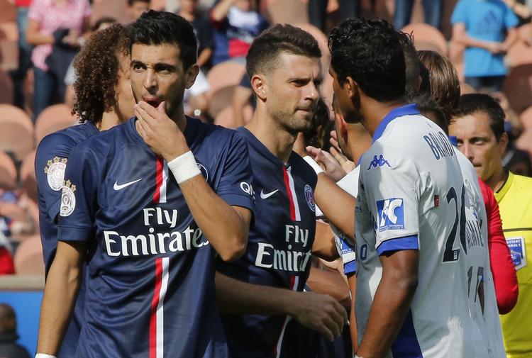 Skalle. Bastias Brandao hilser på PSG's Thiago Motta inden en kamp i den franske liga. I spillertunellen efter kampen nikkede Brandao Motta en skalde, så Motta brækkede næsen. 