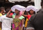 smitterisiko. Kvinder fra West Point i Monrovia i Liberia henter rent drikkevand. Flere personer er døde i netop det område som følge af ebolasmitte. 