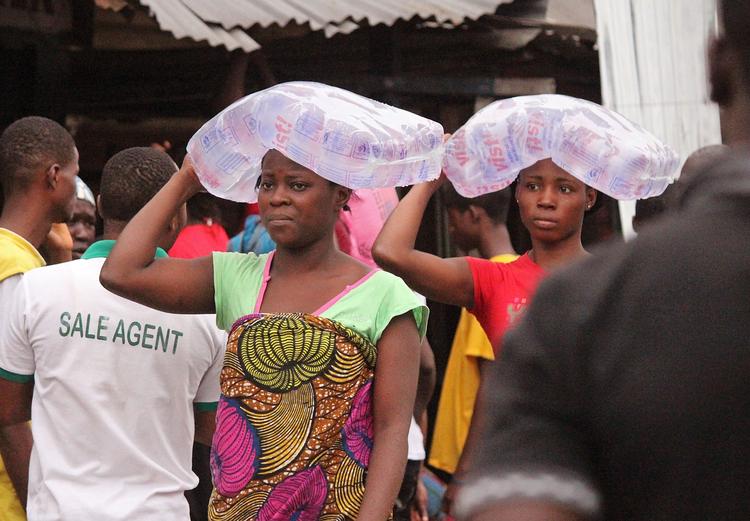 smitterisiko. Kvinder fra West Point i Monrovia i Liberia henter rent drikkevand. Flere personer er døde i netop det område som følge af ebolasmitte. 