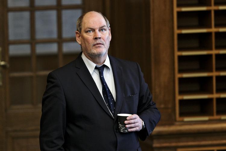 Tavs. By- og boligminister Carsten Hansen vil ikke udtale sig om de lukkede puljeordninger, men en af hans kontorchefer forsvarer ministeriet. Vi får den mest målrettede indsats på denne måde, siger han.. 