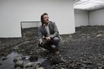 Samtidskunst? Louisiana har fået kritik for, at museet som landets mest kendte, besøgte og internationalt berømmede kunstmuseum svigter sit ansvar for samtidskunsten. Her ses Olafur Eliasson i sin nye udstilling, Riverbed. 