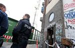 Sikkerhed. Politifolk bevogtede onsdag en afspærret ejendom på Nørrebro. Jordskred under Metro-byggeriet gjorde at omkring 50 beboere blev evakueret. 