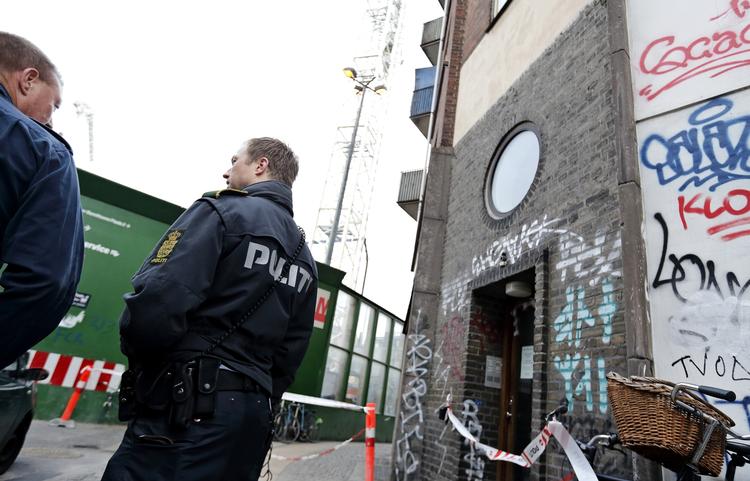 Sikkerhed. Politifolk bevogtede onsdag en afspærret ejendom på Nørrebro. Jordskred under Metro-byggeriet gjorde at omkring 50 beboere blev evakueret. 