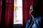 Stort. Katrine Marie Guldagers 'Peters død' gør op med 70'ernes kollektivideologi, kritisk, kærligt og konkret. Men også ulven, der har lusket rundt i et surrealistisk lag siden første bind, huserer. Mere end nogensinde. Øverst ulven på udsnit af bogomslaget. 