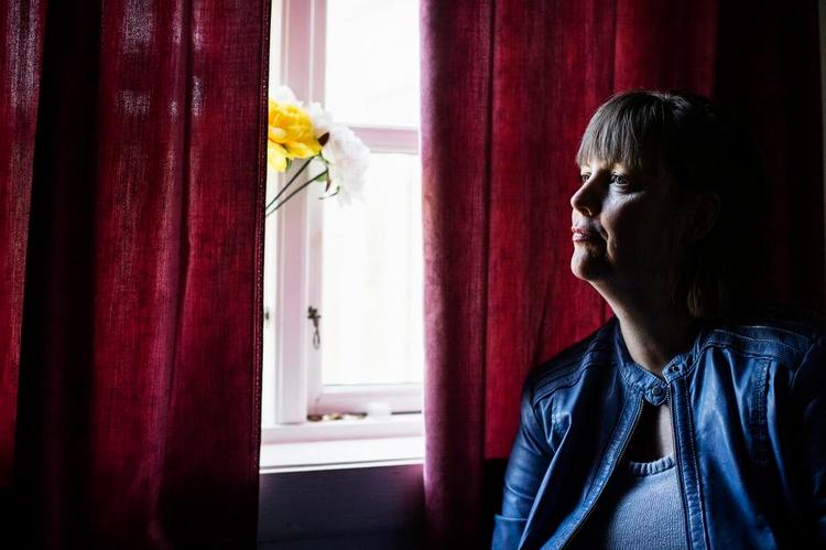 Stort. Katrine Marie Guldagers 'Peters død' gør op med 70'ernes kollektivideologi, kritisk, kærligt og konkret. Men også ulven, der har lusket rundt i et surrealistisk lag siden første bind, huserer. Mere end nogensinde. Øverst ulven på udsnit af bogomslaget. 