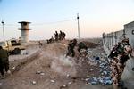 Frontlinjen. Kurdiske soldater uden for Erbil i det nordlige Irak søger dække, mens amerikanske kampfly hjælper med bombeangreb på Islamisk Stat. 