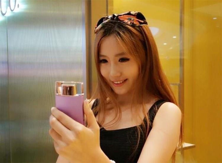 VELDUFTENDE. Et selfie-kamera, der får din telefon til at ligne en parfume-flaske...måske inspireret af smartphone-casen, der samtidig er en Chanel-parfume. Nogle gange er teknologiens verden bare underlig. (Foto: PR/Sony) 