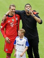 TILLØBSSTYKKE. Målmand ManuelNeuer bliver præsenteret af angerenAndreas Bourani på Allianz Arena, hvor 65.500 var mødt op for at se deres helte træne. 