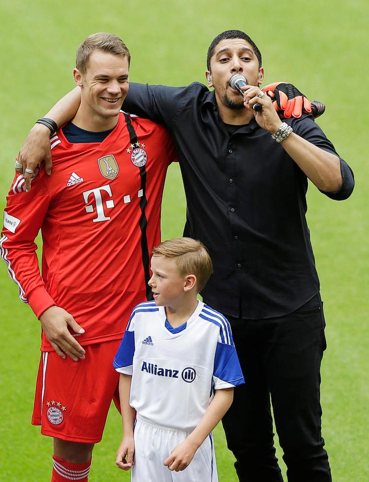 TILLØBSSTYKKE. Målmand ManuelNeuer bliver præsenteret af angerenAndreas Bourani på Allianz Arena, hvor 65.500 var mødt op for at se deres helte træne. 