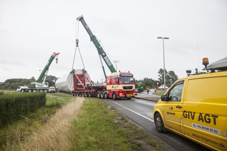 Trafikprop. En blokvogn med kran forsøger i dag at fjerne en havareret vindmølle fra en trafikeret rundkørsel i Ribe. 