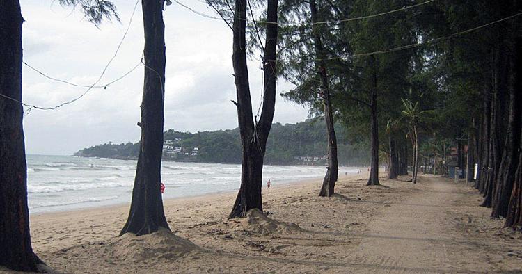 Ryddet. Kamala Beach i Thailand er stort set ikke til at genkende efter militæret har ryddet sandet for illegale forretningsdrivende. 