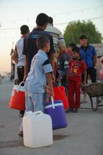 Krigshærget. Danske nødhjælpsspecialister er på vej til Irak, hvor de skal hjælpe med at sikre lokalbefolkningen mad og vand. Her er det flygtninge i byen Najaf. 