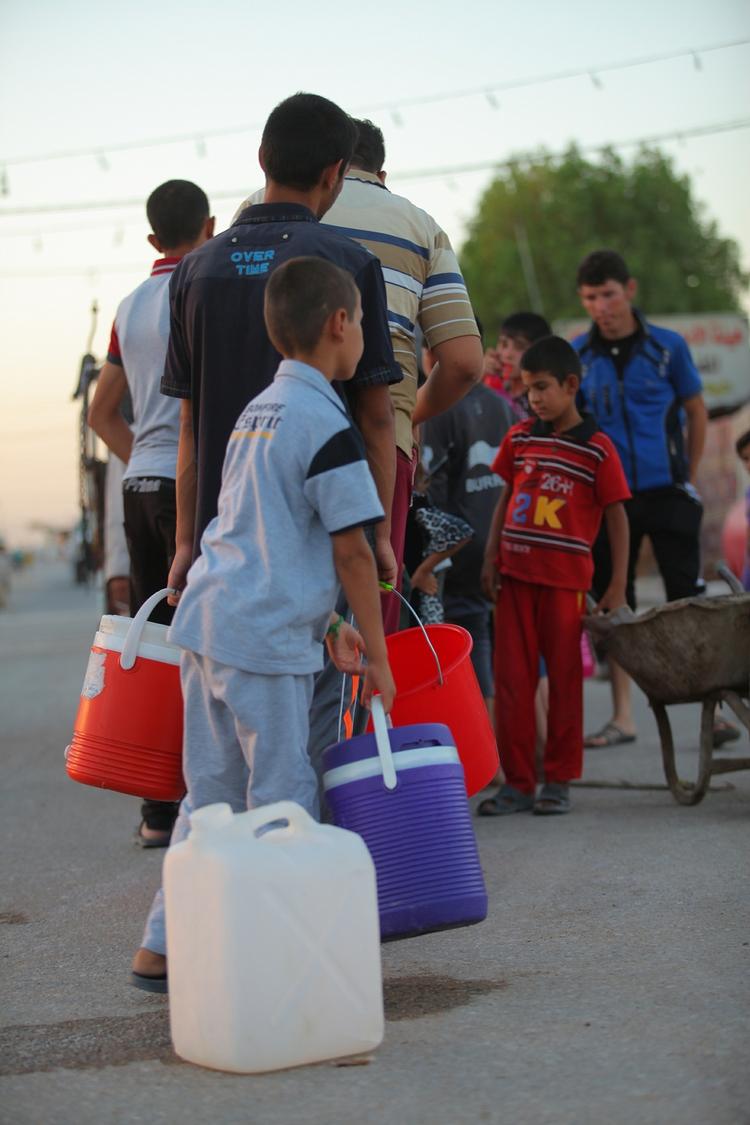 Krigshærget. Danske nødhjælpsspecialister er på vej til Irak, hvor de skal hjælpe med at sikre lokalbefolkningen mad og vand. Her er det flygtninge i byen Najaf. 