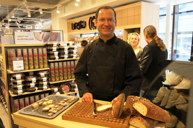 Madglæde. Lokalproducenten Klaus van Hauen fra Mejnerts Mølle viser sit brød og mel frem i den nye Irmabutik 