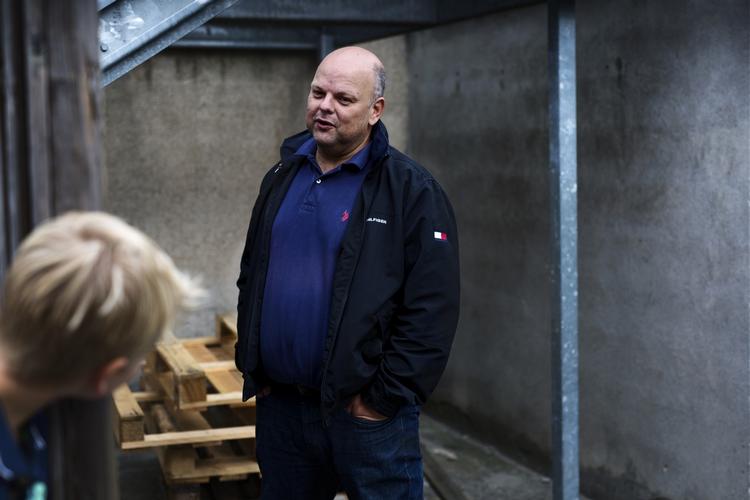 Hærværk. Skoleleder Jan Hansen fra den jødiske privatskole Carolineskolen i København er chokeret over antijødisk hærværk på skolen i nat. 