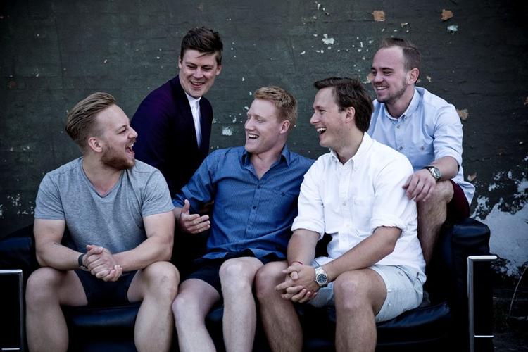 KAMMERATSKAB. Drengene her får deres venskab testet i første udsendelse af Zulu BBF. Manden i lilla er værten, Emil Walter. 