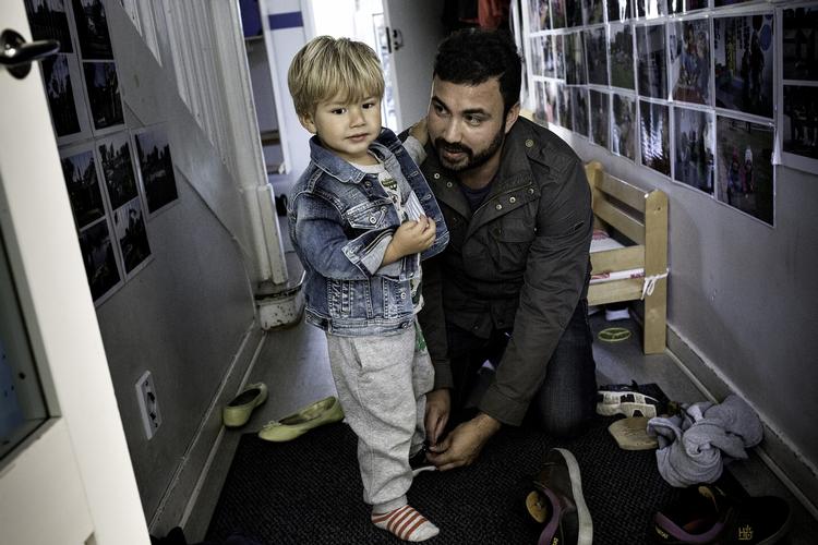 OMSORGSORDNING. Den svenske VAB-ordning er det bedste, der findes, mener svenske Alvaro Reyes, der ryster på hovedet ved tanken om at aflevere sønnen Samuel til nogen, før han er helt rask. 