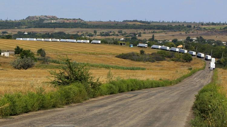 Indtog. Russiske lastbiler på vej ind i ad hovedvejen mod Luhansk i Ukraine. 