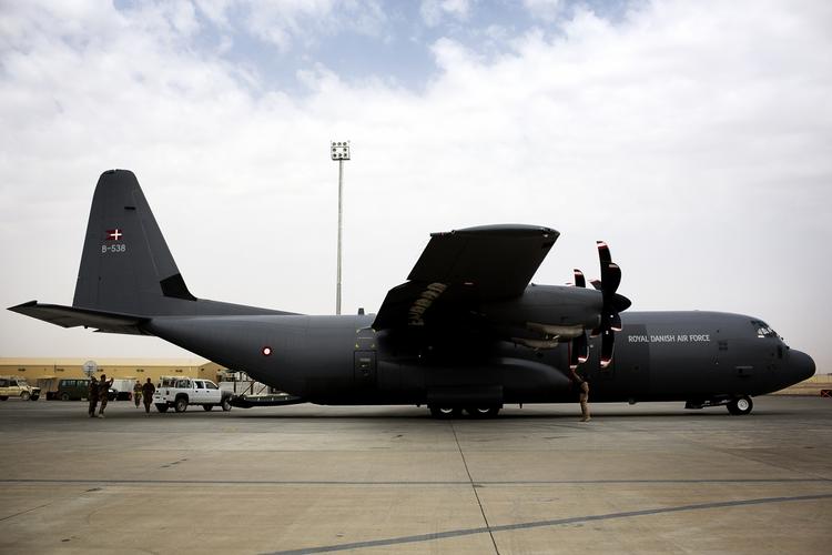 Militær. om kort tid kan de amerikanske fly få følge af et dansk Hercules-fly og op til 55 danske soldater fra flyvevåbnet, der skal transportere håndvåben og ammunition til irakiske og kurdiske styrker i det nordlige Irak. 
