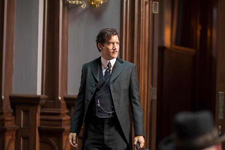 Energi. Clive Owen spiller overlægen John W. Thackery. En flamboyant person, der på den ene side er eksperimenterende og vanvittigt dygtig, men på den anden er kokain-afhængig for at kunne holde dampen oppe under de meget lange og krævende operationer. 